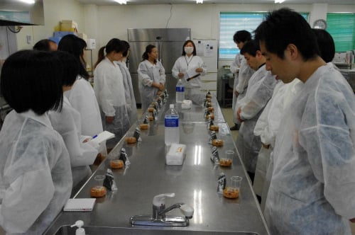 新商品開発体験も!廿日市市にある中四国最大級の大手コンビニお弁当工場に潜入!工場内の見学など、ここでしか体験できない潜入ツアーと、美味しいお土産付き
